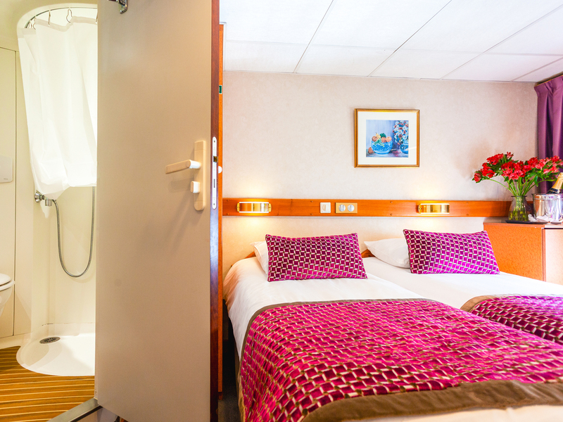 Middle Deck 2 Adjustable Twin Beds Cat C